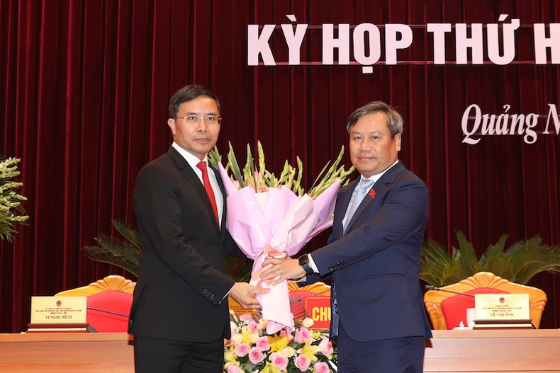 Secretary of the Quang Ninh Provincial Party Committee Vu Dai Thang (right) presents flowers to congratulate newly-elected Chairman of the Quang Ninh Provincial People’s Committee for the 2021–2026 tenure.