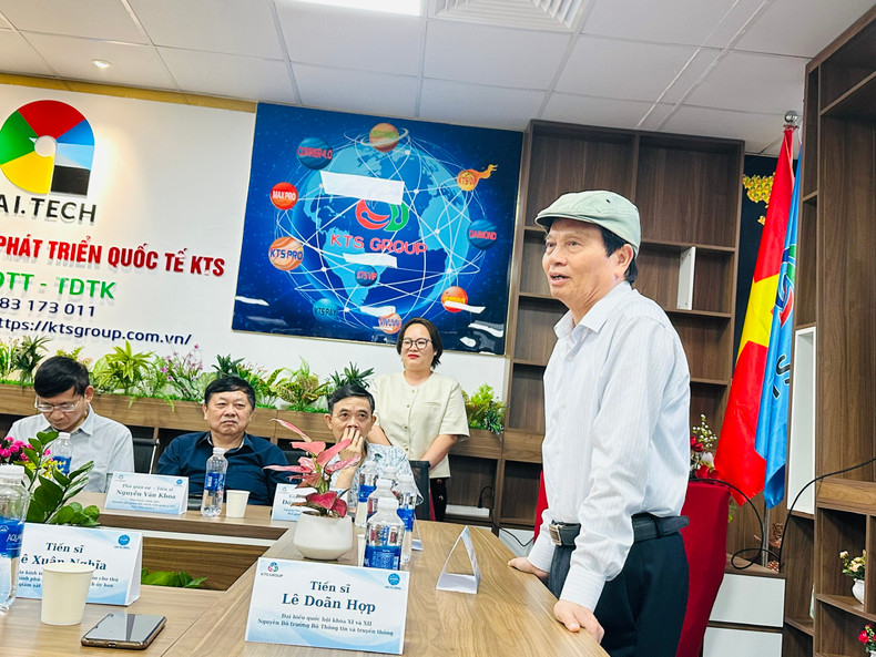 Former Minister of Information and Communications Le Doan Hop speaks at the ceremony.