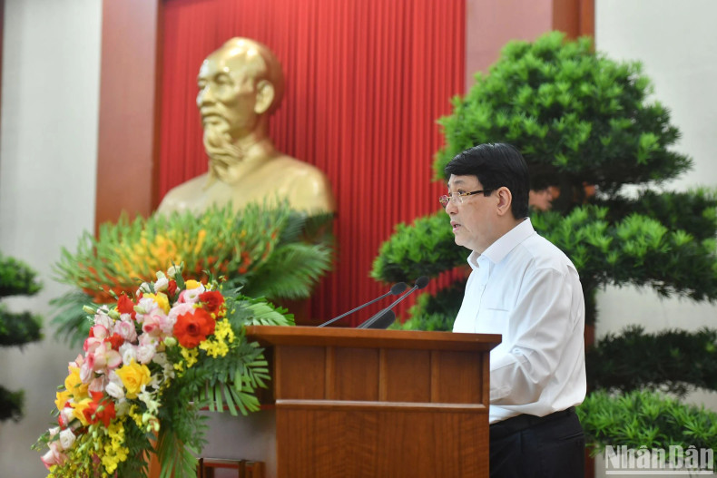 Permanent member of the Secretariat Luong Cuong presents a report at the meeting. Permanent member of the Secretariat Luong Cuong presents a report at the meeting.