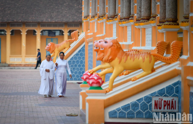 Every day, Cao Dai followers have four service hours. According to regulations, men enter the main hall through the right door, while women enter through the left door.