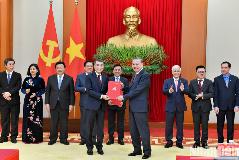 Party General Secretary To Lam presents the Politburo's decision on the functions, tasks, powers, and organisational structure of the Party Central Committee’s Organisation Commission.