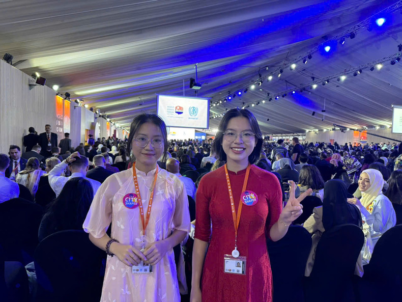 Vietnam’s youth representatives, Thai Nguyen Van Giang (left) and Le Quynh Anh (right), attend the 12th World Urban Forum in Cairo, Egypt. (Photo: Thanh Binh) Vietnam’s youth representatives, Thai Nguyen Van Giang (left) and Le Quynh Anh (right), attend the 12th World Urban Forum in Cairo, Egypt. (Photo: Thanh Binh)