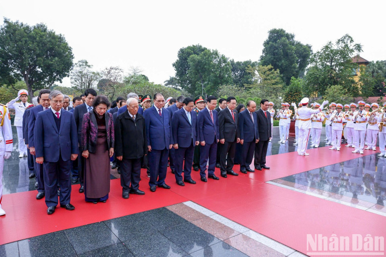 The delegates show their profound gratitude to heroic fallen soldiers.