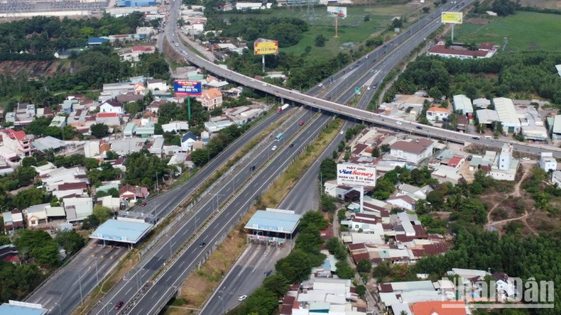 The section of Ho Chi Minh City - Long Thanh - Dau Giay Expressway through Long Thanh District. The section of Ho Chi Minh City - Long Thanh - Dau Giay Expressway through Long Thanh District.