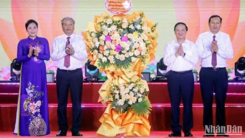 NA Vice Chairman Nguyen Khac Dinh congratulates the Party Committee, authorities, and people of Vu Thu District who are responsible for managing, preserving, and safeguarding the Keo Pagoda Special National Relic Site. NA Vice Chairman Nguyen Khac Dinh congratulates the Party Committee, authorities, and people of Vu Thu District who are responsible for managing, preserving, and safeguarding the Keo Pagoda Special National Relic Site.