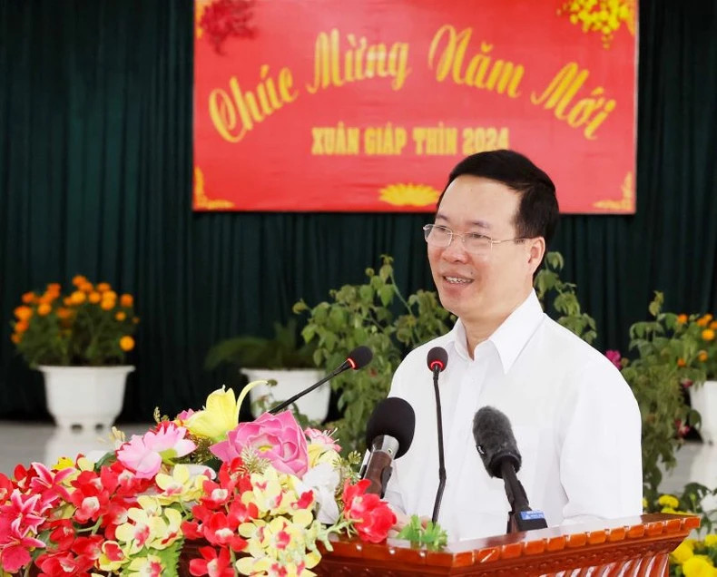 President Vo Van Thuong speaks at the meeting with the officers and soldiers of Regiment 152, Military Region 9. (Photo: VNA)