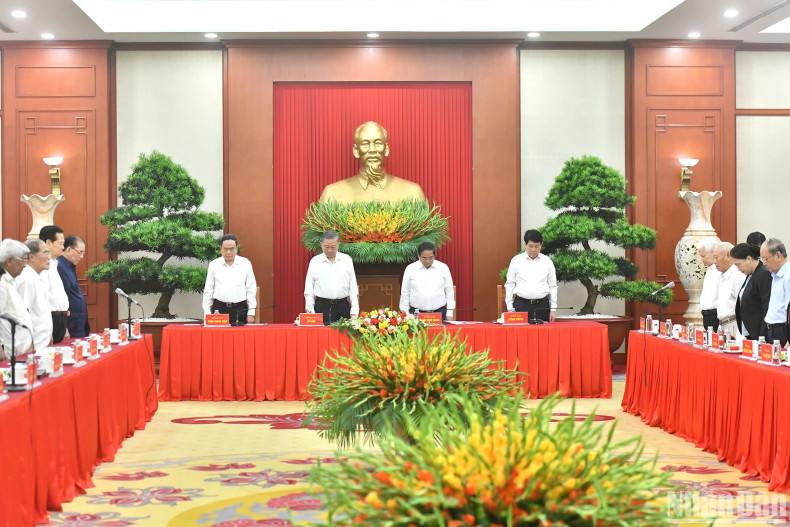 Party General Secretary and President To Lam and other participants observe a minute of silence to commemorate late Party General Secretary Nguyen Phu Trong. Party General Secretary and President To Lam and other participants observe a minute of silence to commemorate late Party General Secretary Nguyen Phu Trong.