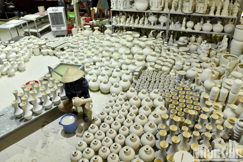 A variety of ceramic products are made at Chu Dau Ceramic Joint Stock Company. A variety of ceramic products are made at Chu Dau Ceramic Joint Stock Company.