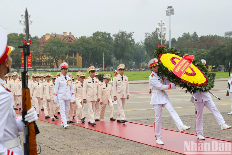 The delegation of the Central Public Security Party Committee under the Ministry of Public Security pay tribute to President Ho Chi Minh.