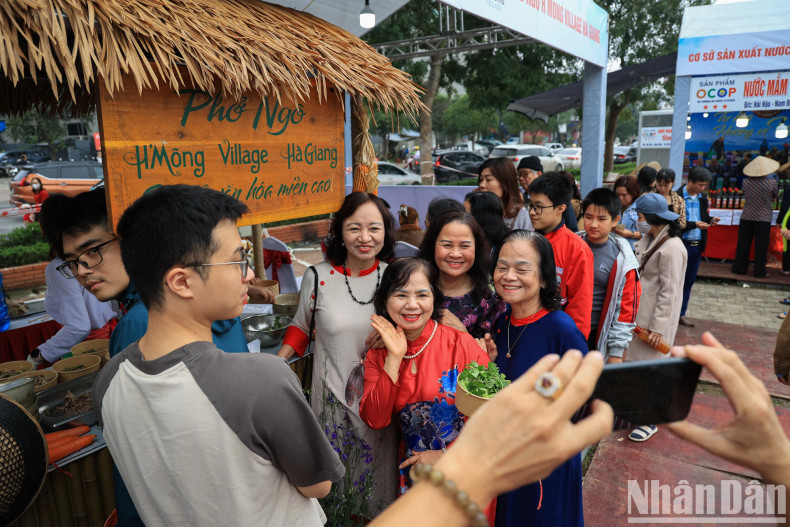 Visitors are eager to enjoy and take photos with the bowls of corn ‘pho’ (the noodles made from corn). Visitors are eager to enjoy and take photos with the bowls of corn ‘pho’ (the noodles made from corn).