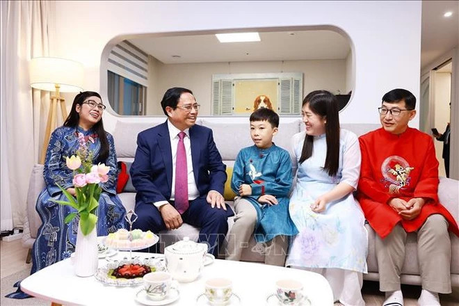 Prime Minister Pham Minh Chinh and his spouse visit the family of Jang Yeong Gak and Vu Thai Linh - a Vietnamese-Korean multicultural family in Osan city, Gyeonggi province. (Photo: VNA)