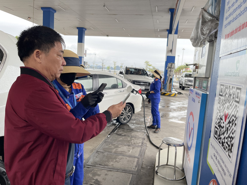 Customers paying for fuel using cashless methods at Petrol Station No. 1 (Hong Ha Ward). Customers paying for fuel using cashless methods at Petrol Station No. 1 (Hong Ha Ward).