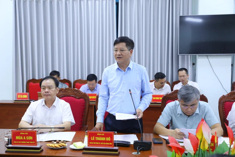 Chairman of Dien Bien Provincial People's Committee Le Thanh Do, reports on the work of disaster prevention, response, and recovery in Dien Bien Province. Chairman of Dien Bien Provincial People's Committee Le Thanh Do, reports on the work of disaster prevention, response, and recovery in Dien Bien Province.