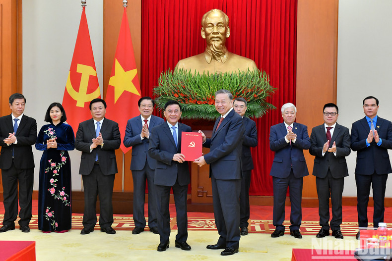 Party General Secretary To Lam presents the Politburo's decision on the functions, tasks, powers, and organisational structure of the Party Central Committee’s Inspection Commission.