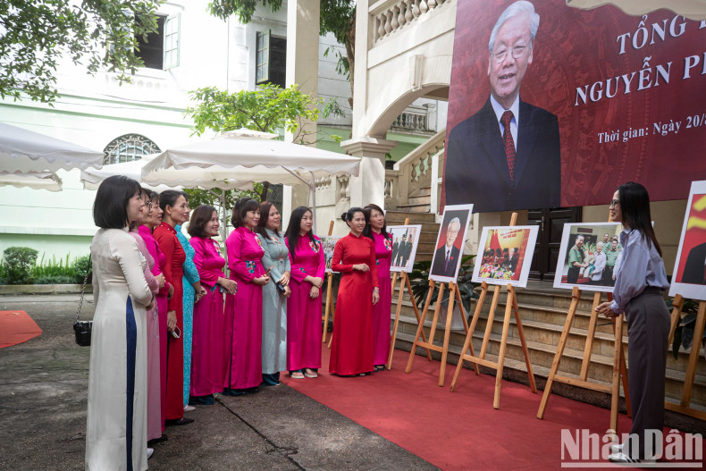 Teachers from Ba Trieu Kindergarten (Hoan Kiem District, Hanoi) listen to a presentation about the life and career of late General Secretary Nguyen Phu Trong. Teachers from Ba Trieu Kindergarten (Hoan Kiem District, Hanoi) listen to a presentation about the life and career of late General Secretary Nguyen Phu Trong.