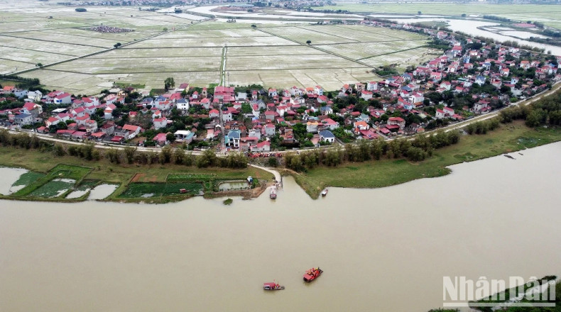 Tien La Village is located on a bow-shaped strip of land. Tien La Village is located on a bow-shaped strip of land.