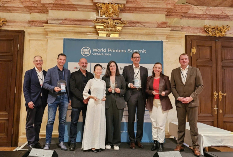 Journalist Thi Uyen from Nhan Dan Newspaper (in white Ao Dai), representing the team of the interactive panorama on the Dien Bien Phu Campaign project, receives the award from the WAN in Vienna (Austria) on October 8. Journalist Thi Uyen from Nhan Dan Newspaper (in white Ao Dai), representing the team of the interactive panorama on the Dien Bien Phu Campaign project, receives the award from the WAN in Vienna (Austria) on October 8.