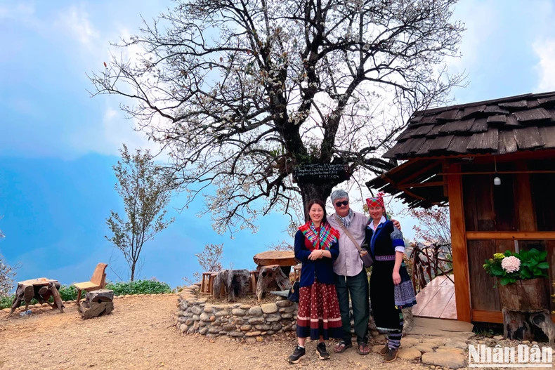 Duong Minh Binh (middle), a sustainable tourism expert who is famous as the homestay "witch", visited and surveyed a number of accommodation facilities and services in Nam Nghiep Village on the occasion.