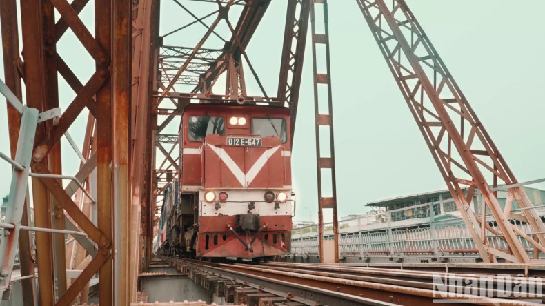 The train takes people to both the old traces of memories and the present day. The train takes people to both the old traces of memories and the present day.