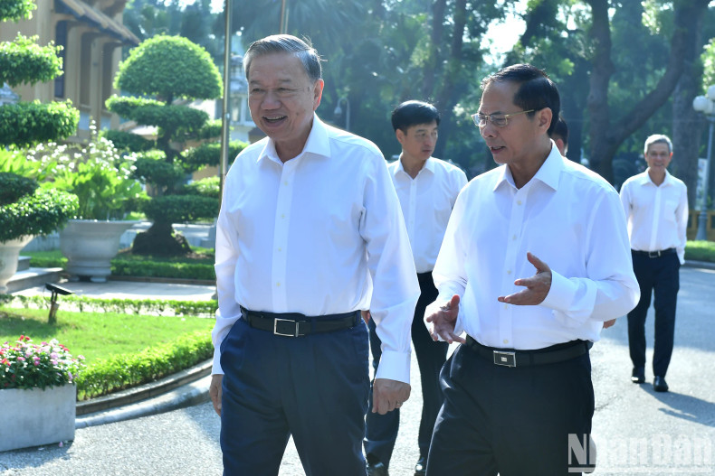 Party General Secretary and President To Lam talks with Deputy Prime Minister and Minister of Foreign Affairs Bui Thanh Son.