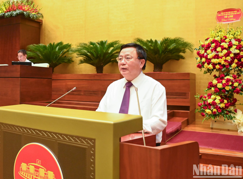 Prof. Dr. Nguyen Xuan Thang, Politburo member and Chairman of the Central Theory Council and General Director of the Ho Chi Minh National Academy of Politics delivers the keynote speech at the seminar.