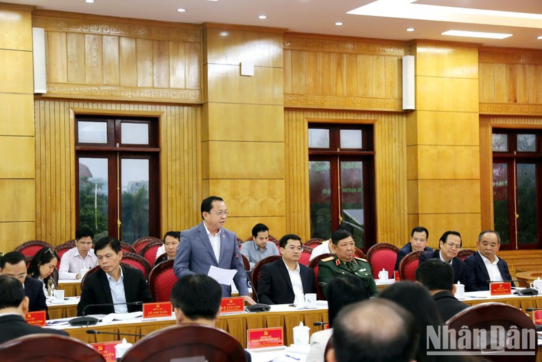 Leader of the Finance Ministry speaks at the working session.