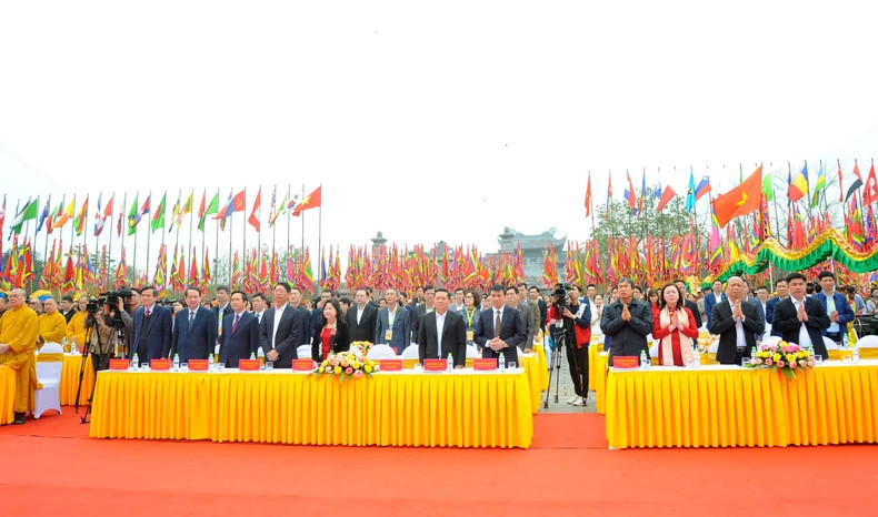 All people, including Buddhists and tourists, pray for peace and good weather. (Photo: Xuan Lam)