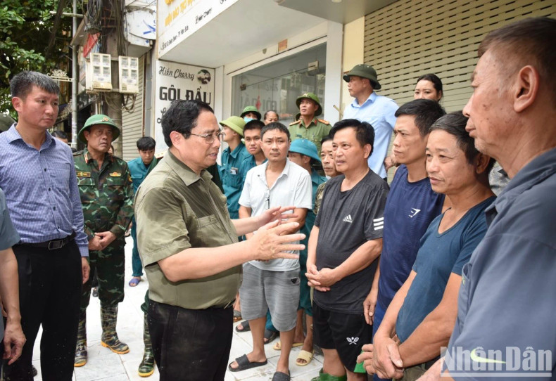 PM Pham Minh Chinh visits and encourages local people in Dien Bien Street, Yen Bai City.
