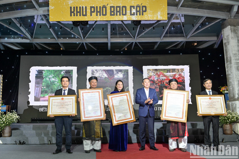 Hanoi leaders present the Decision to recognise three tourist attractions and two traditional crafts at the event.
