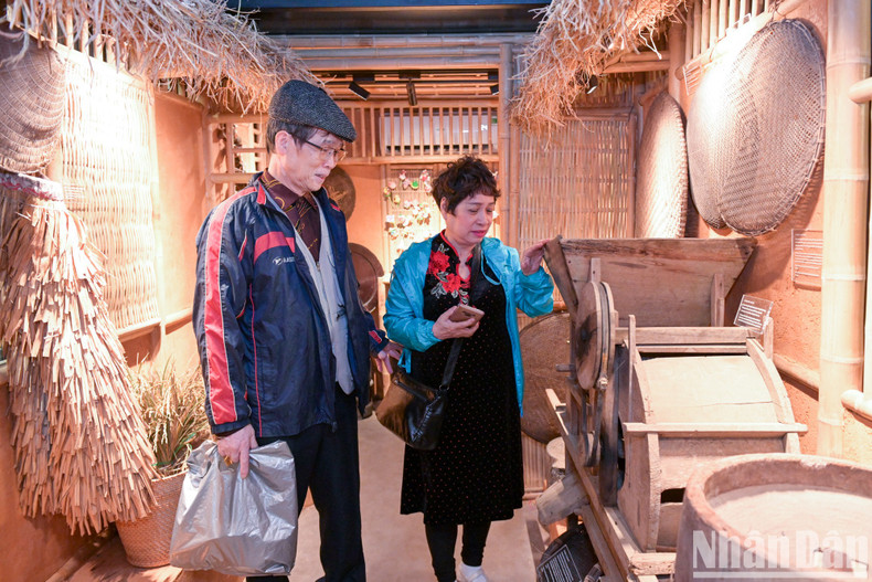 The four carriages of the Tram Line each feature a unique theme representing the typical cuisine of Hanoi and Vietnam, such as rice, 'pho' (noodle soup), kitchen-cupboard table, and more. These carriages act as carriers of heritage, creating a "mini-museum" of culture and cuisine.