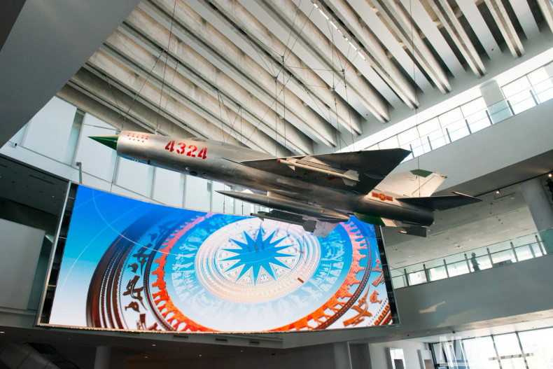 The museum's main hall showcases the "Silver Swallow" MiG-21 aircraft with the identification number 4324, suspended from cables to give the impression of taking off to protect the homeland’s skies. It is complemented by a large LED screen showcasing the beauty of Vietnam and presenting content about the people's history, culture, and traditions.