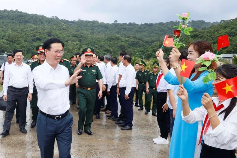 President Vo Van Thuong visits Regiment 152, Military Region 9. (Photo: VNA)
