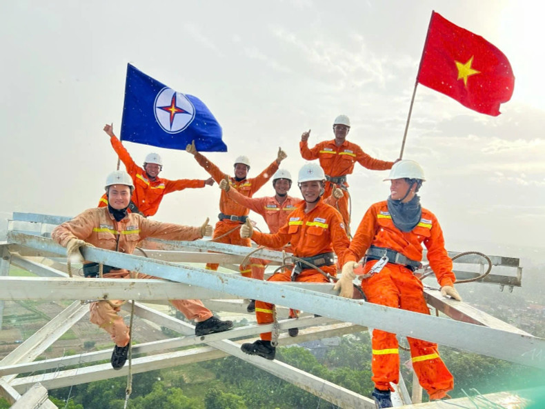 Staff and workers in the electricity sector are striving to complete the Circuit-3 500kV Transmission Line project in time to meaningfully celebrate the August Revolution and National Day (September 2). Staff and workers in the electricity sector are striving to complete the Circuit-3 500kV Transmission Line project in time to meaningfully celebrate the August Revolution and National Day (September 2).