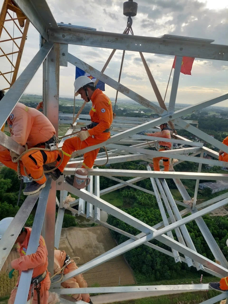 Electricity workers at the height of hundreds of metres while constructing the Circuit-3 500kV Transmission Line. Electricity workers at the height of hundreds of metres while constructing the Circuit-3 500kV Transmission Line.