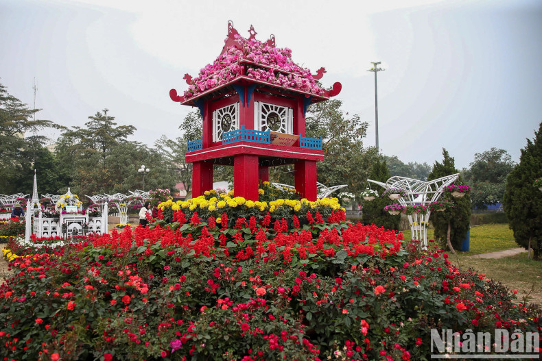The highlight of the festival is the 10 main floral modules and 8 miniatures, which have been arranged and designed by artisans based on specific themes. These displays are adorned with flowers grown in Me Linh District and combined with lighting technology to create a vibrant, modern space full of colours. The highlight of the festival is the 10 main floral modules and 8 miniatures, which have been arranged and designed by artisans based on specific themes. These displays are adorned with flowers grown in Me Linh District and combined with lighting technology to create a vibrant, modern space full of colours.