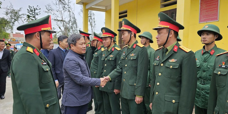 Secretary of Quang Ninh Provincial Party Committee visits and inspects the maritime border protection at Co To Island Battalion and Brigade 242.