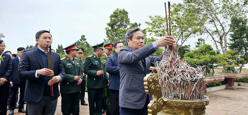The Secretary of the Quang Ninh Provincial Party Committee and other members of his delegation pay tribute at the President Ho Chi Minh Memorial Area on Co To Island, a special national heritage site.