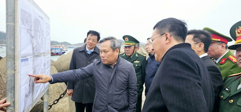 Secretary of Quang Ninh Provincial Party Committee inspects the process of the anchorage and storm shelter project for fishing vessels on Co To Island.