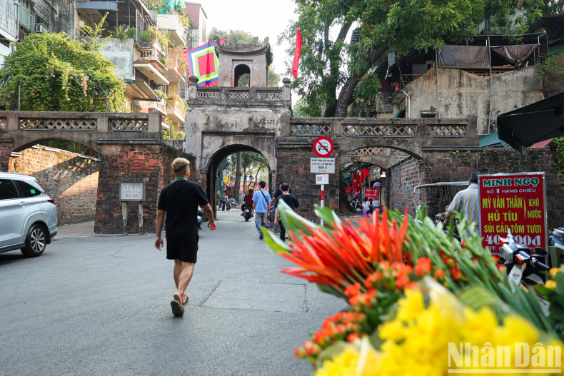 Quan Chuong Gate was the place welcoming the troops to liberate the capital. Quan Chuong Gate was the place welcoming the troops to liberate the capital.