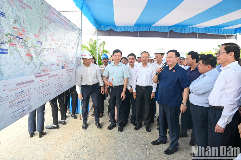 NA Chairman Vuong Dinh Hue speaks at the working session.