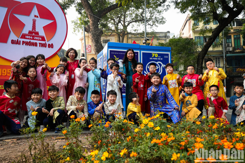 Teachers and students from 4G Class of Trang An Primary School in Hoan Kiem District joyfully celebrate the special anniversary of the capital city. Teachers and students from 4G Class of Trang An Primary School in Hoan Kiem District joyfully celebrate the special anniversary of the capital city.