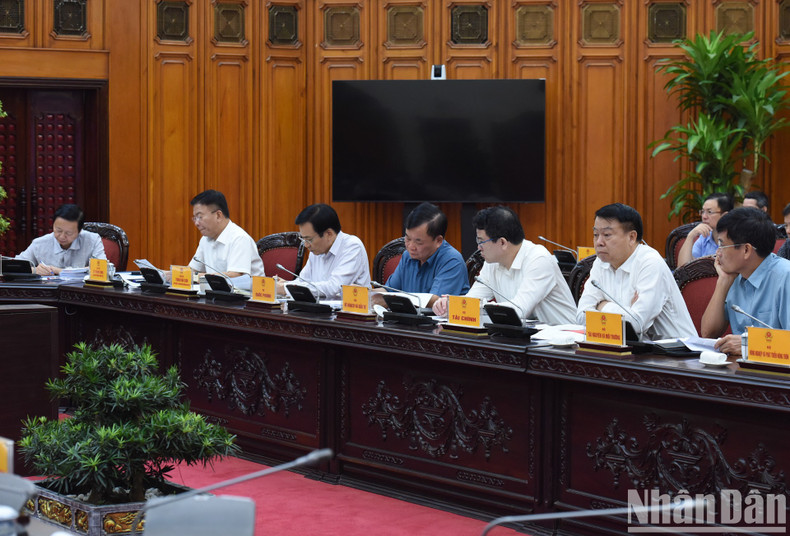 Leaders from various ministries and sectors attend the meeting.