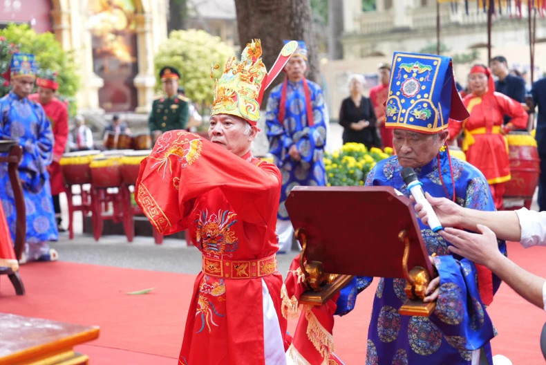 The incense offering ceremony takes place in a solemn atmosphere.