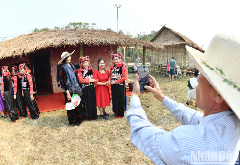 Tourists excitedly take photos with Ha Nhi ethnic women.