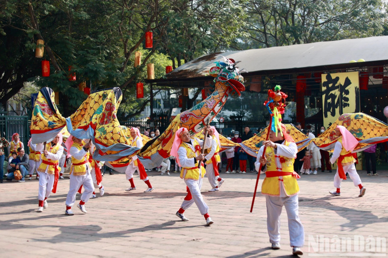 In addition, there are also artistic activities to serve the visitors’ demand on the occasion of the lunar new year. In addition, there are also artistic activities to serve the visitors’ demand on the occasion of the lunar new year.