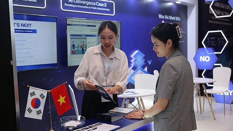 Visitors learn more about AI at NIPA’s booth during Vietnam AI Day 2024. (Photo: BA HOI)