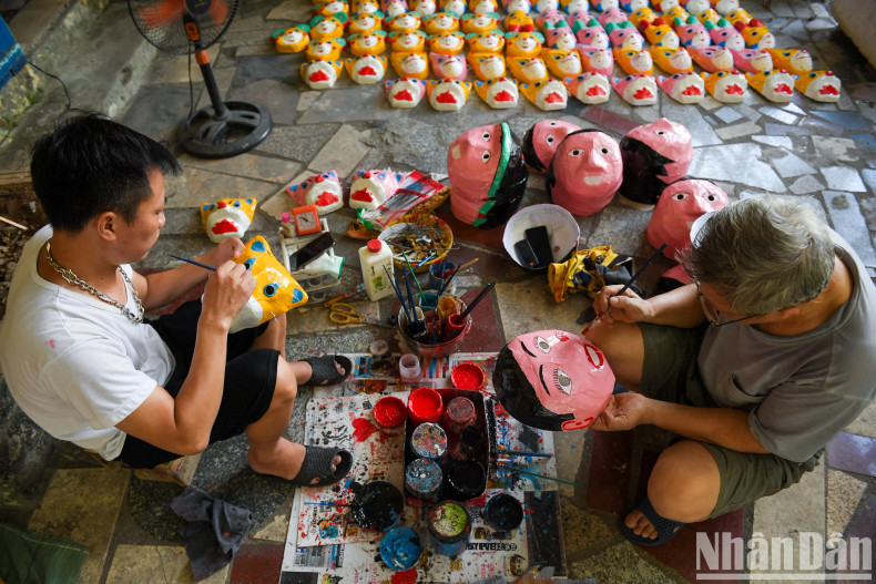 From simple masks, the villagers breathe life into them, turning them into toys that children love. From simple masks, the villagers breathe life into them, turning them into toys that children love.