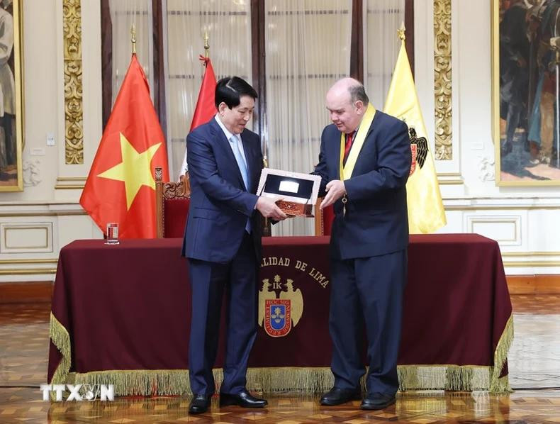 Lima Mayor Rafael Lopez presents token key to President Luong Cuong.