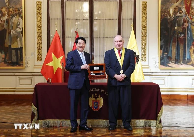 Lima Mayor Rafael Lopez presents token key to President Luong Cuong.
