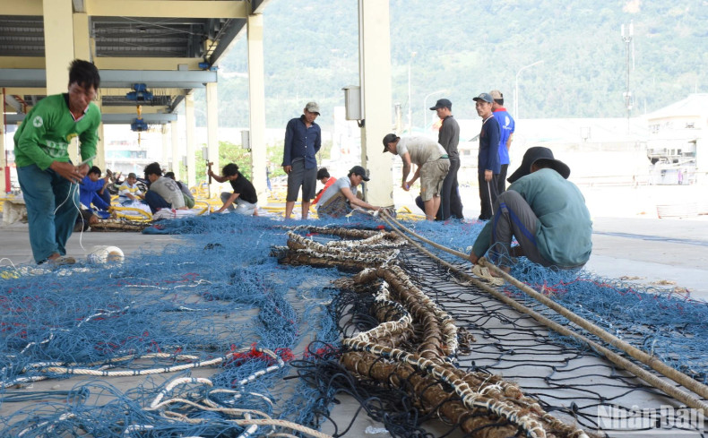 Dozens of fishermen are mending their nets in preparation for the first fishing trip of the lunar year. Dozens of fishermen are mending their nets in preparation for the first fishing trip of the lunar year.